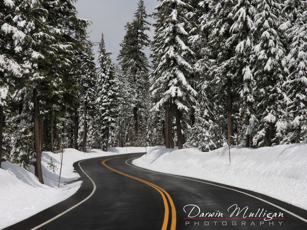 Highway-going-up-to-Crater-Lake-Oregon-showing-snow-in-early-May